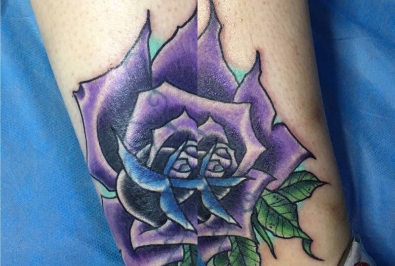 是个遮盖纹身图片_成品腿部欧美植物玫瑰遮盖纹身图案