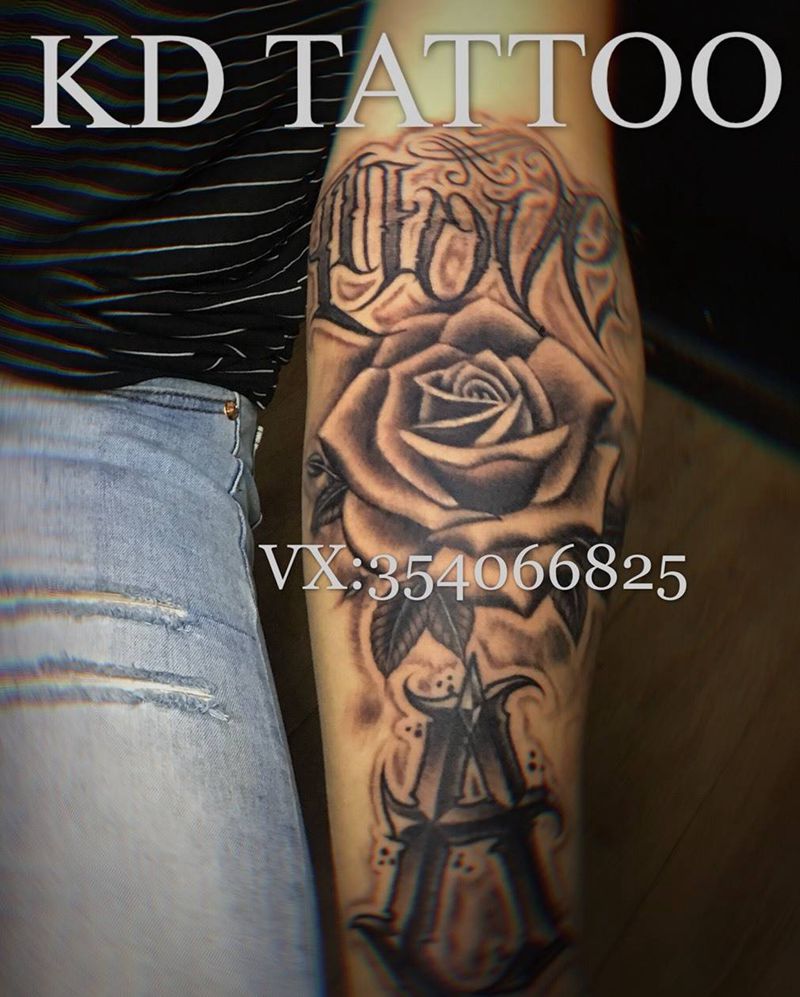 今天图1纹身图片_欧美写实花体字玫瑰纹身图案