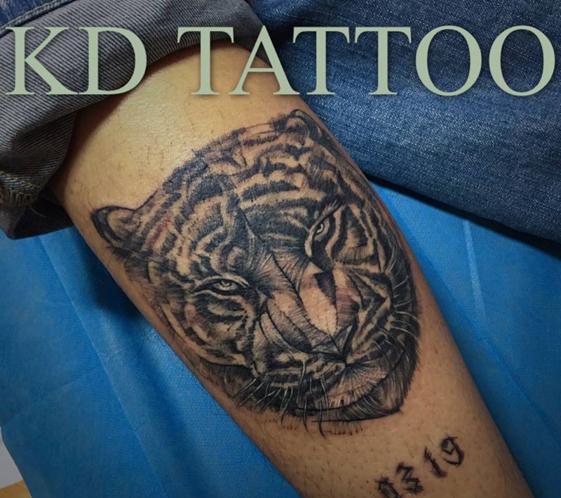 今天虎纹身图片_腿部点刺几何速写纹身图案