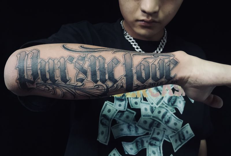 花体纹身图片_手臂花体字纹身图案