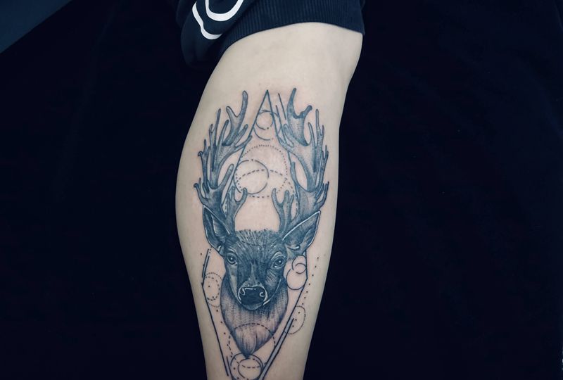 鹿头纹身图片_腿部纹身图案