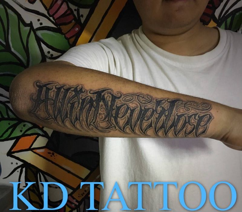 今天字纹身图片_手臂花体字纹身图案