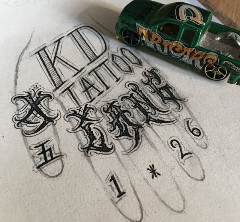 手指奇卡诺纹身图片_成品手稿插画手部欧美字符花体字奇卡诺纹身图案