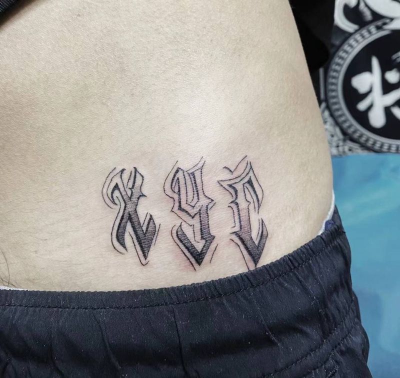 小奇卡诺字母纹身图片_腰部花体字纹身图案