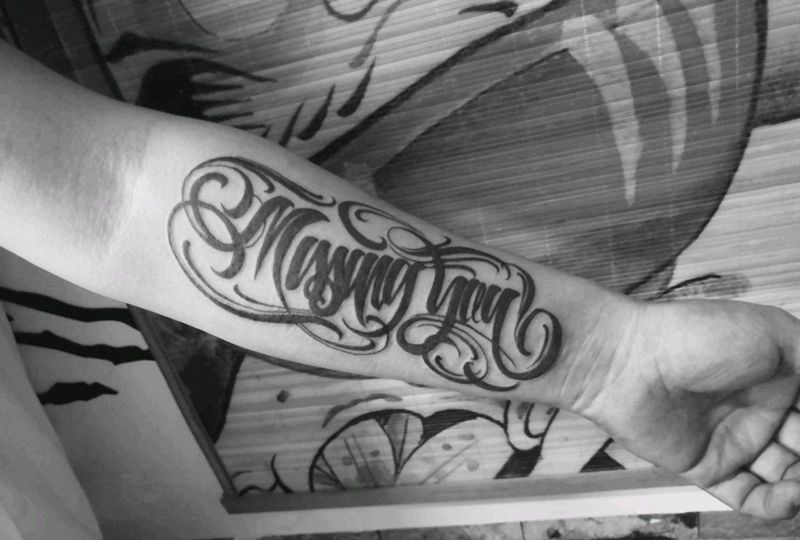 花体纹身图片_手部花体字纹身图案