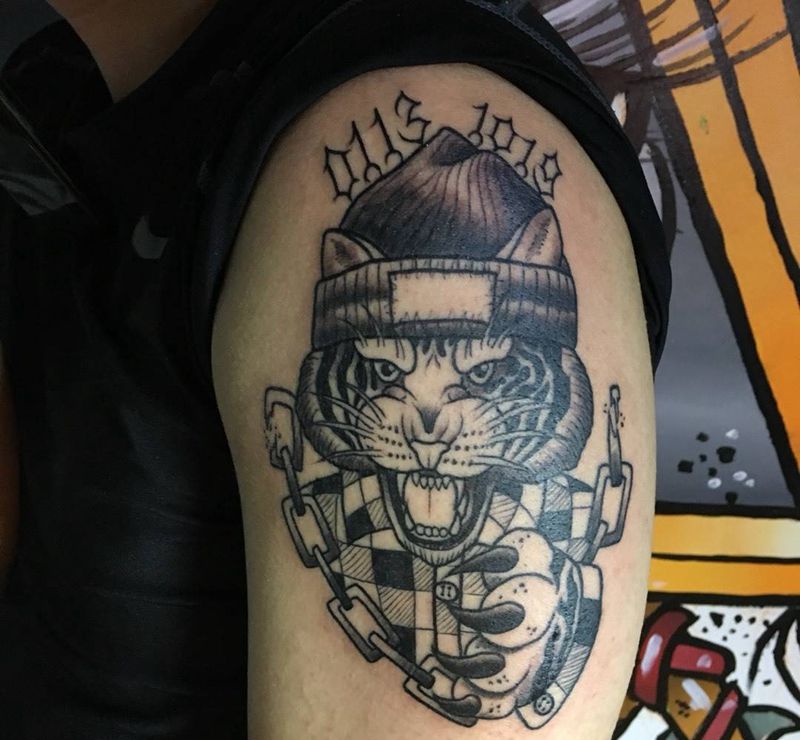 恢复后彩色纹身图片_成品手臂欧美动物老虎黑灰纹身图案