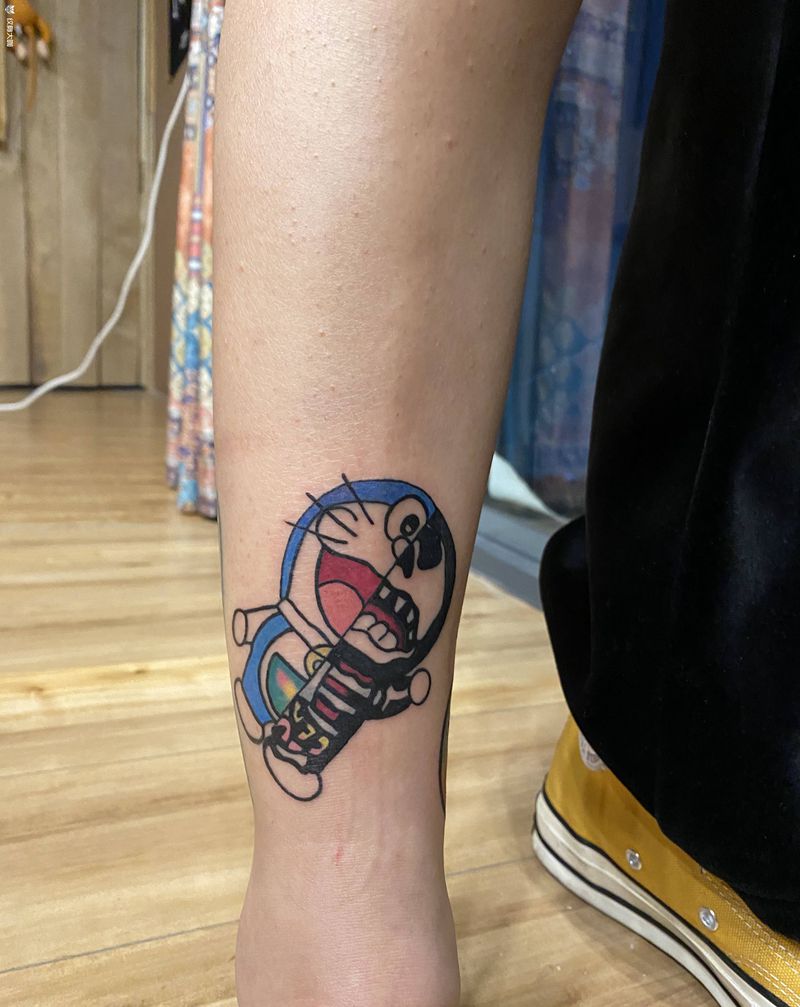 叮当猫纹身图片_腿部New School纹身图案