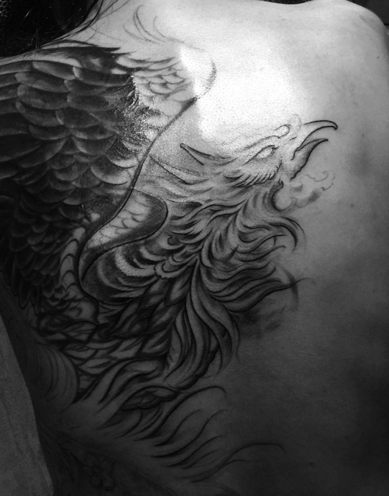 凤纹身图片_飘逸传统背部纹身图案