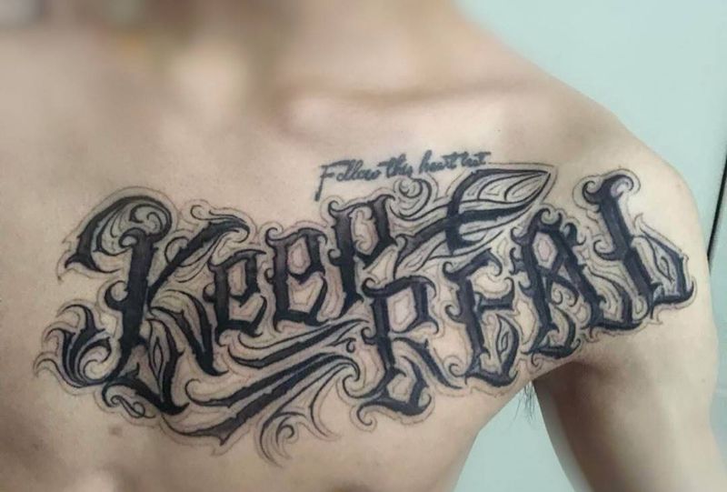 今天字体纹身图片_成品胸部欧美字符奇卡诺花体字纹身图案