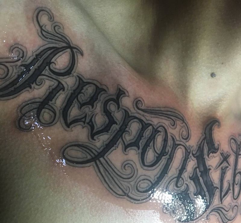 奇卡诺手写字体纹身图片_成品胸部欧美字符花体字奇卡诺匪帮纹身图案