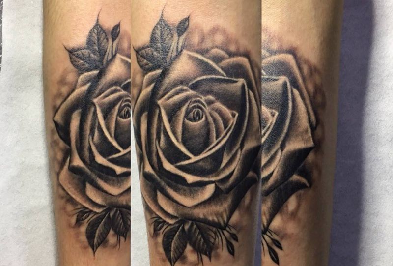 黑灰写实纹身图片_成品手臂欧美写实植物玫瑰黑灰写实纹身图案