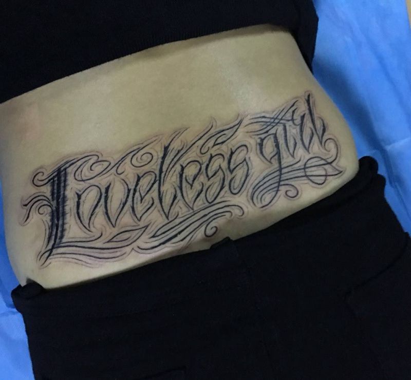 今天的纹身图片_成品腰部欧美字符奇卡诺花体字匪气纹身图案