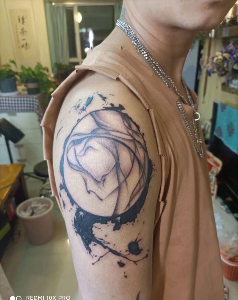 随意自如纹身图片_肩部水墨纹身图案