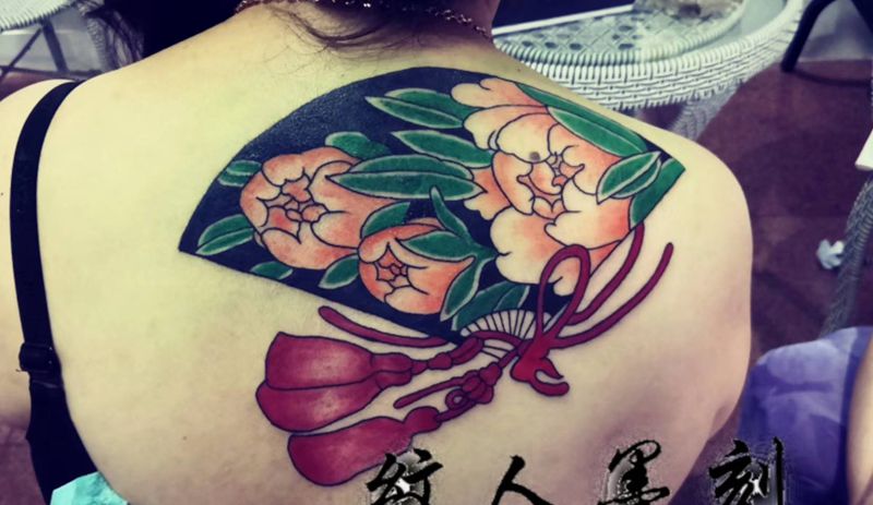 折扇纹身图片_背部新传统纹身图案