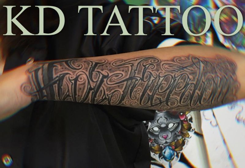 今天字纹身图片_手臂花体字纹身图案