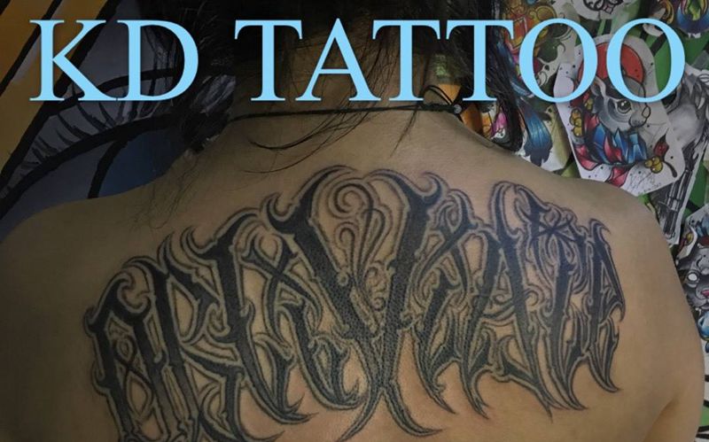 未完成纹身图片_背部花体字纹身图案