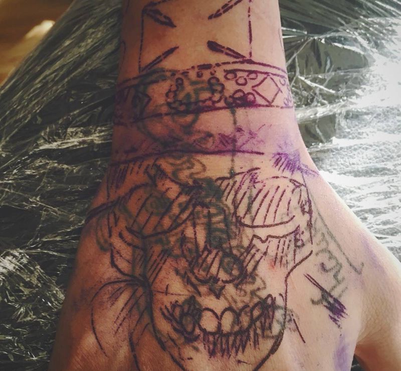 强力手背遮盖纹身图片_成品手部欧美写实人物纹身图案