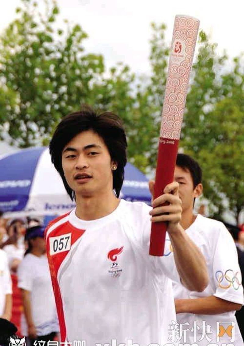 奥运冠军 王晓福小腿唐狮纹身图片_腿部新传统纹身图案