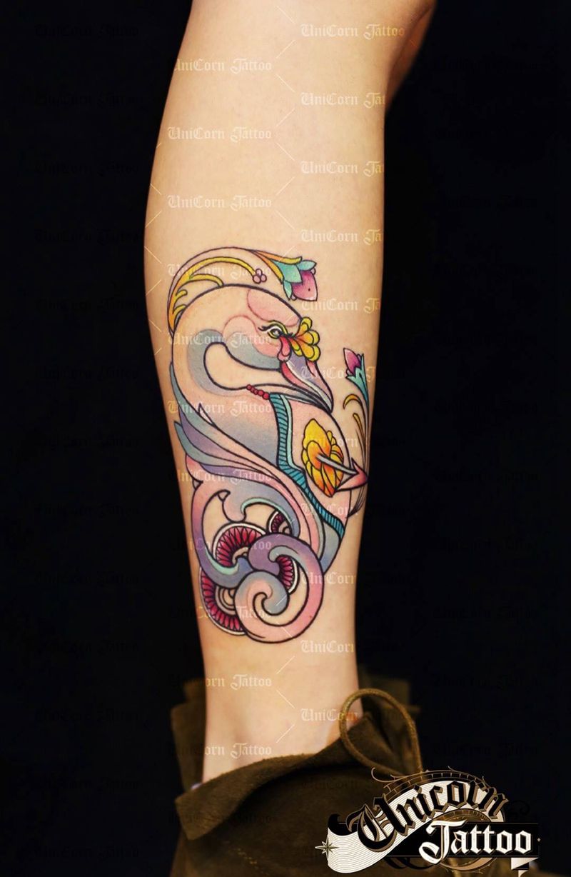 小腿天鹅纹身图片