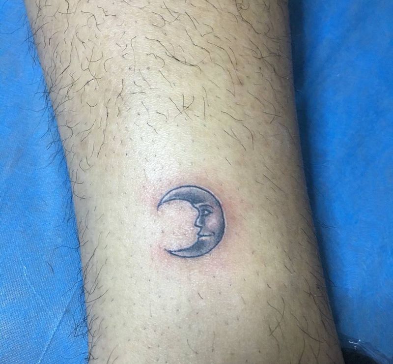 今天小图纹身图片_成品手稿腿部清新纹身图案