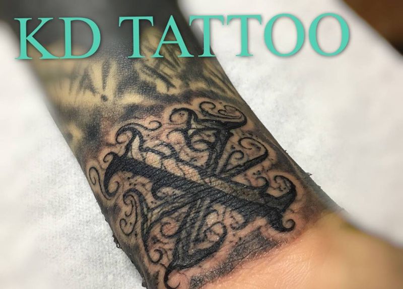 今天纹身图片_手臂花体字纹身图案