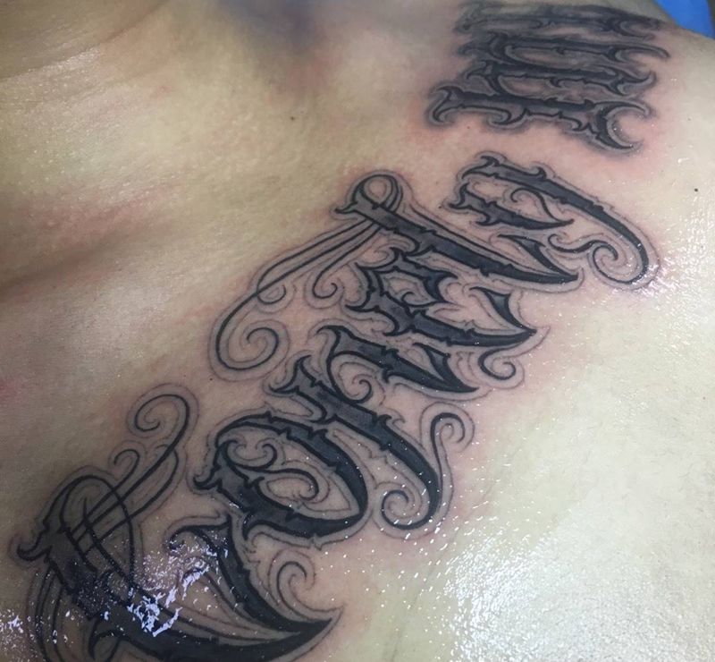 奇卡诺手写字体纹身图片_成品手稿胸部欧美字符花体字奇卡诺纹身图案