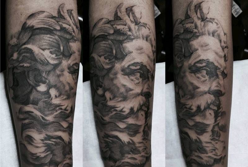 海神波塞冬 欧美黑灰写实纹身图片_手部手臂欧美写实波塞冬纹身图案