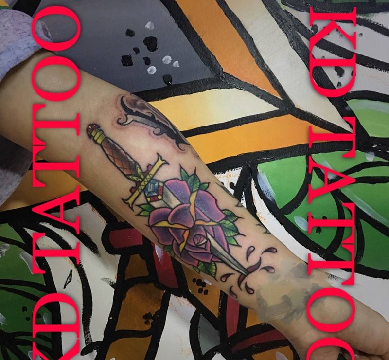 昨天工作1纹身图片_成品手臂欧美匕首玫瑰纹身图案