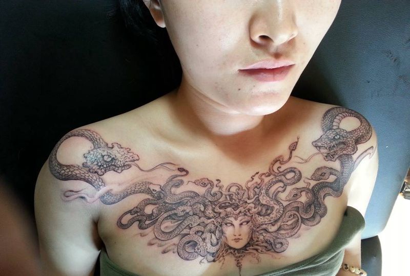 美杜莎纹身图片_胸部欧美人物飘逸鬼神纹身图案