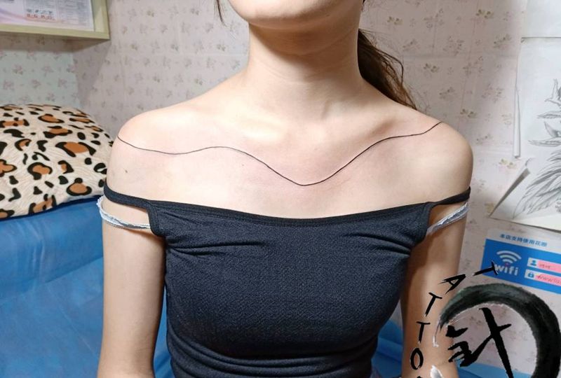 简约纹身图片_胸部几何简约线纹身图案