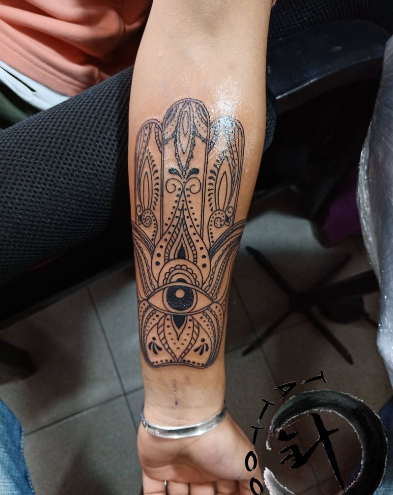 法蒂玛之手纹身图片_手臂法蒂玛之手纹身图案