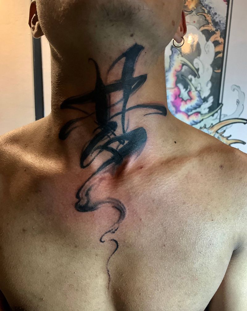 梦纹身图片_颈部水墨纹身图案