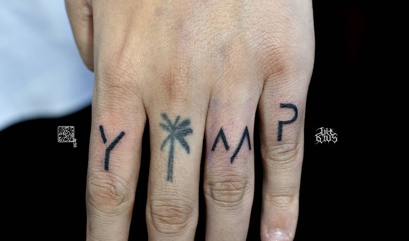 Y.M.P纹身图片_手部花体字纹身图案