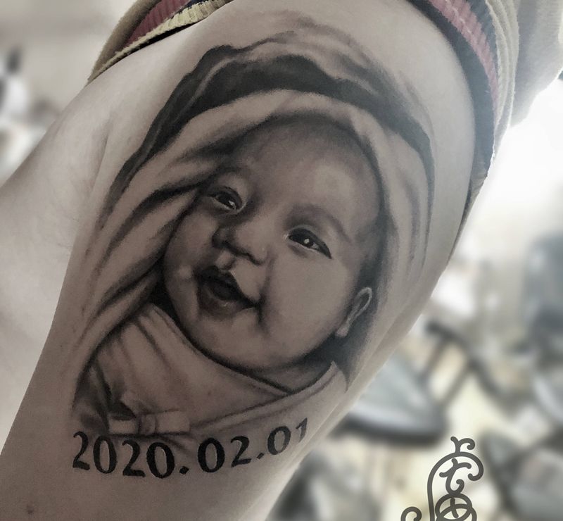 小baby纹身图片_手臂欧美写实纹身图案