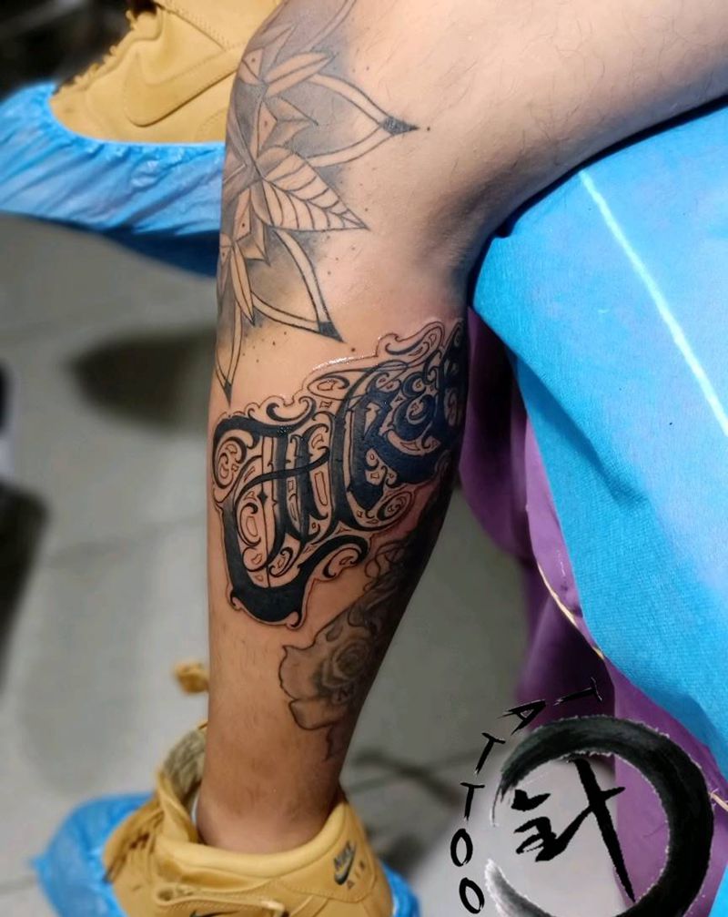 花体纹身图片_腿部花体字花体纹身图案