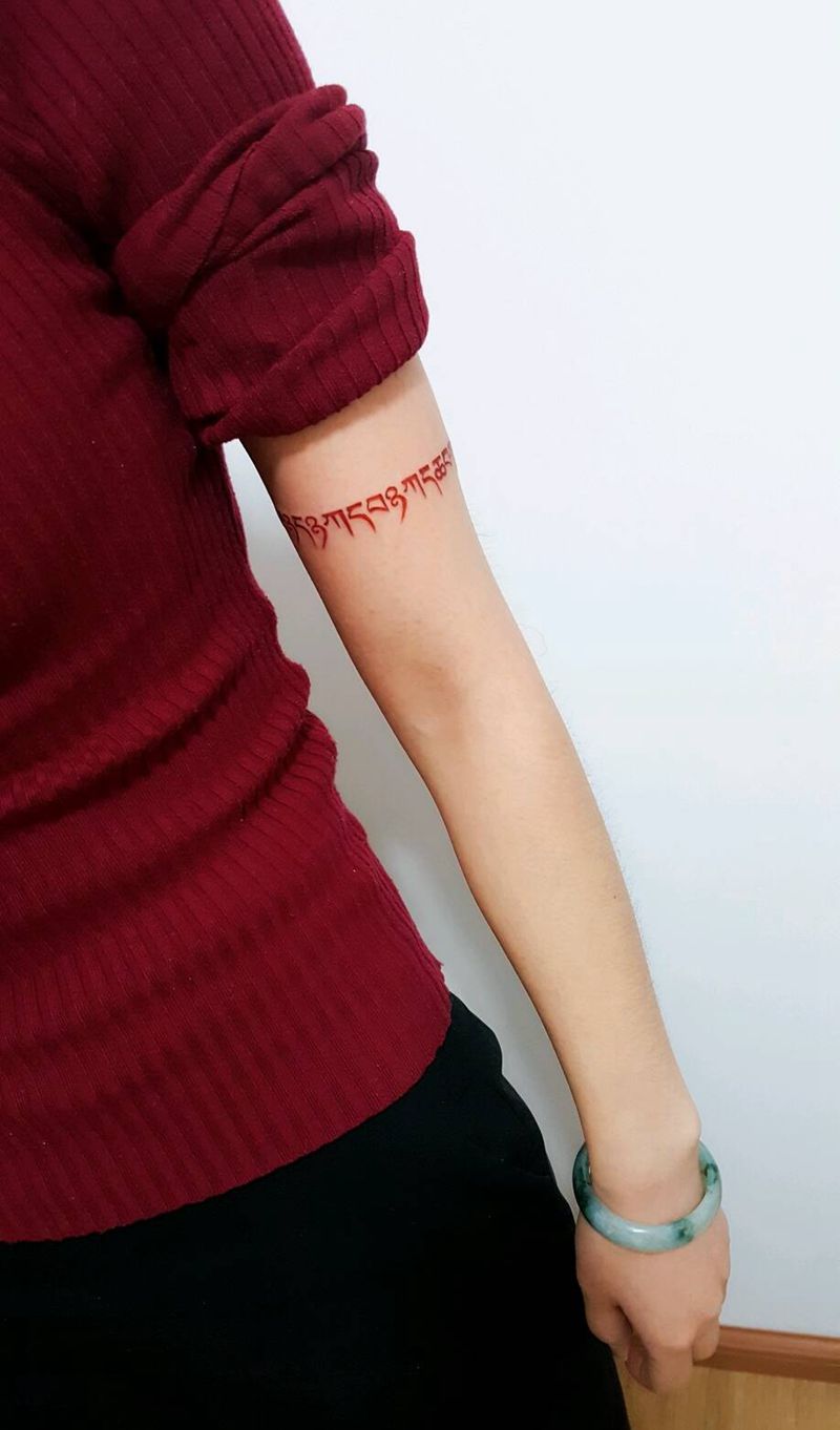 大臂藏文臂环纹身图片