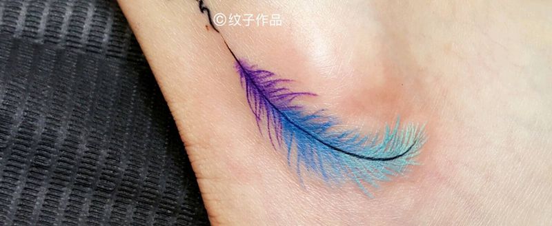 脚踝彩色羽毛纹身图片