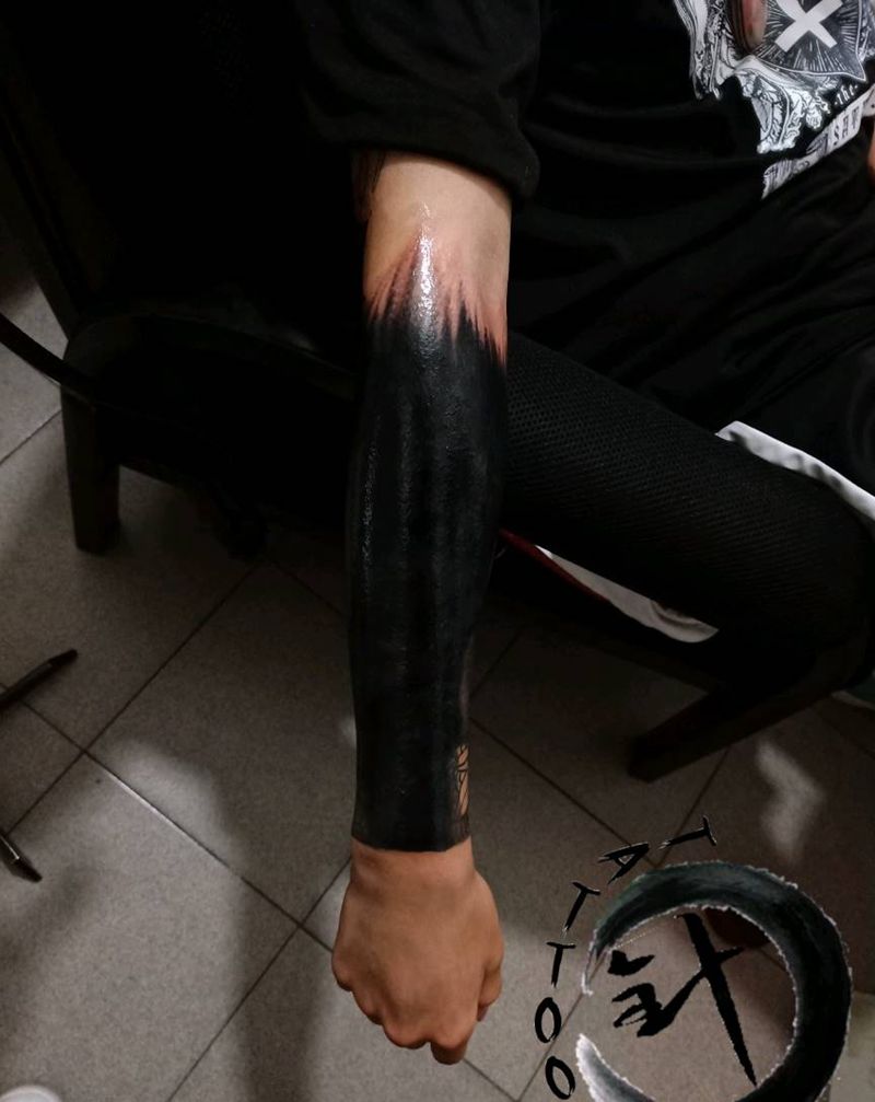 黑臂纹身图片_手臂水墨图腾黑臂纹身图案