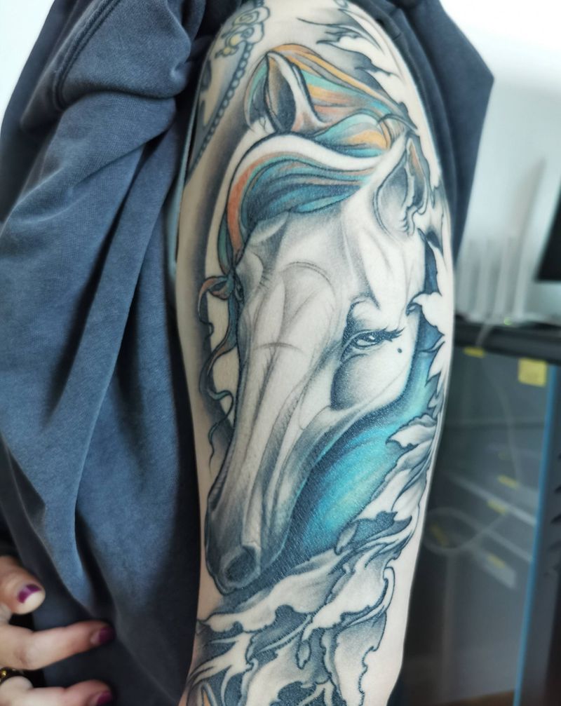 抛媚眼的马 恢复后纹身图片_手臂欧美写实马黑灰恢复后纹身图案