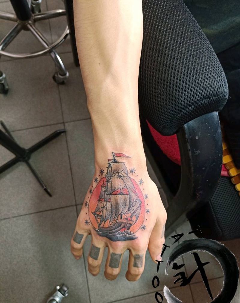 手背一帆风顺纹身图片_手部Old School一帆风顺纹身图案