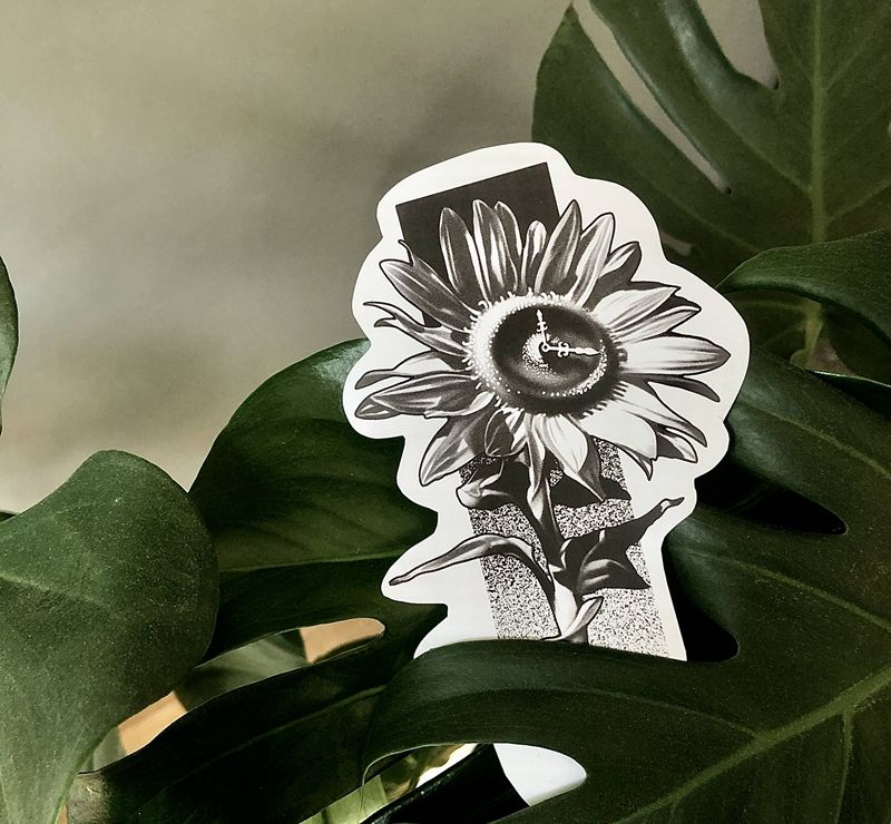 向日葵纹身图片_手臂腰部欧美写实点刺向日葵黑灰写实纹身图案