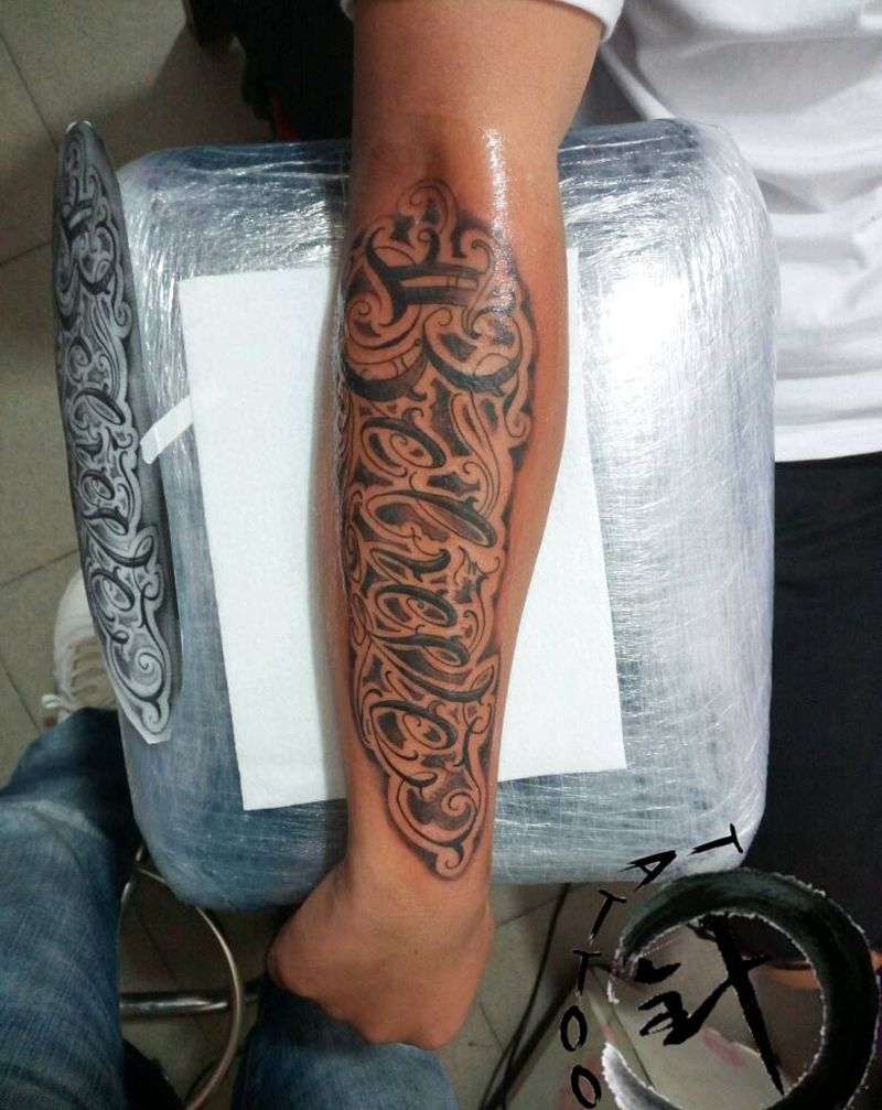 花体纹身图片_手臂欧美字符原创小白刺青塔图~针成品纹身图案