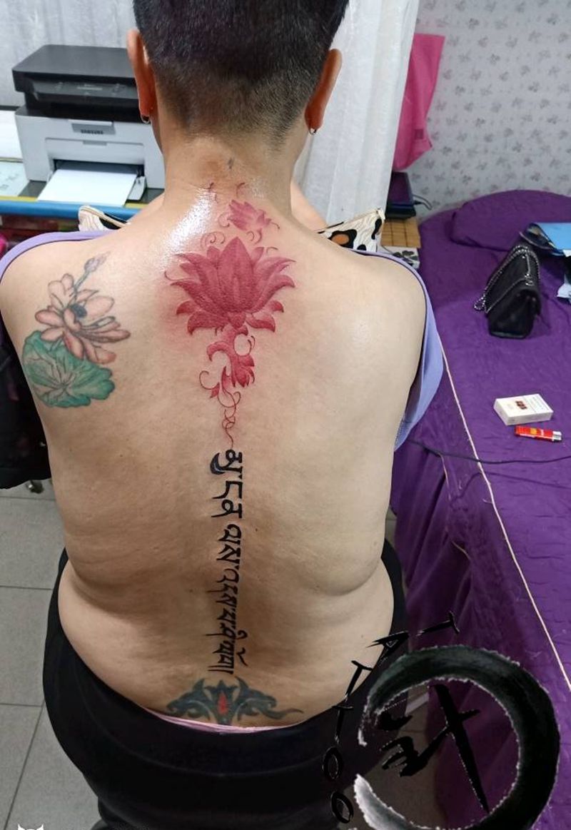 莲花藏文纹身图片_背部腰部水墨水彩纹身图案