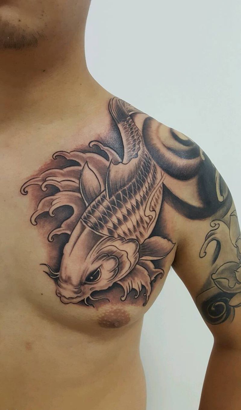 胸口锦鲤纹身图片