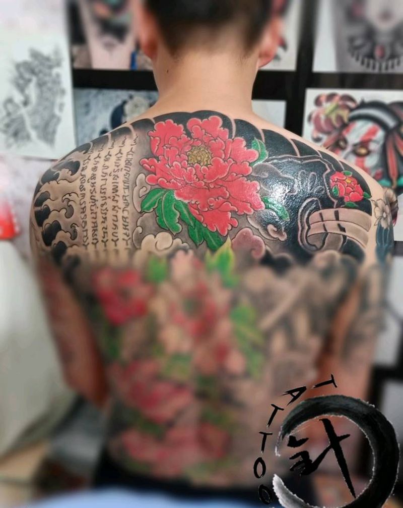 遮盖纹身图片_背部老传统遮盖老传统牡丹纹身图案