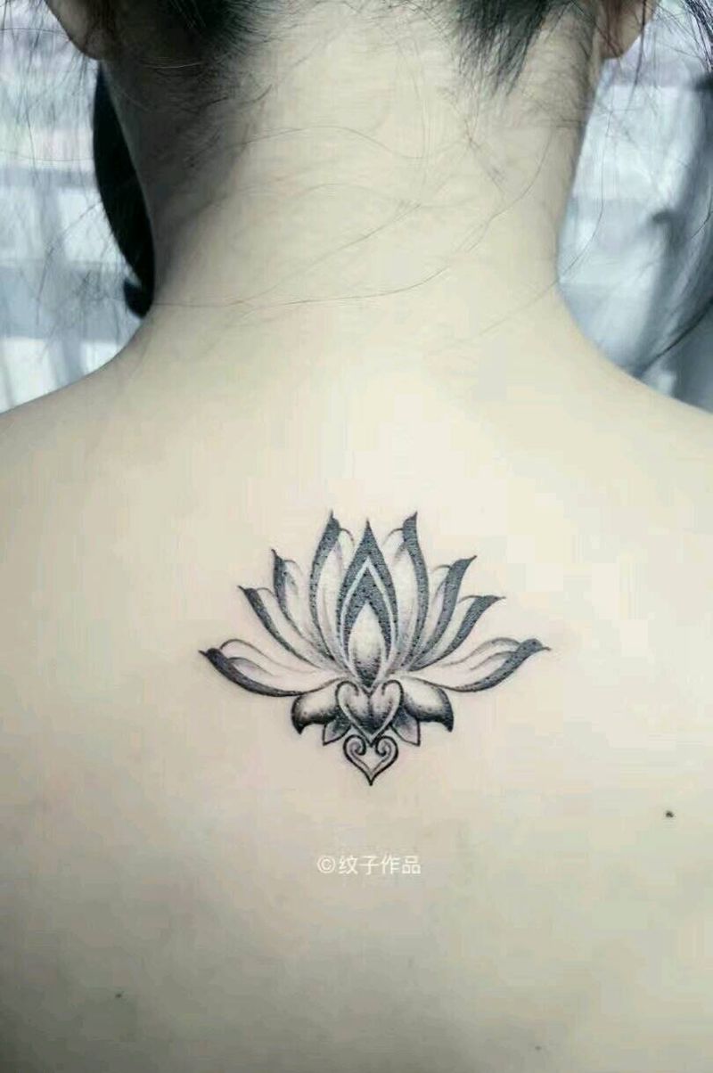 后颈莲花纹身图片