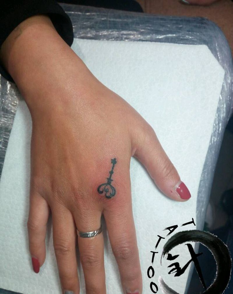 钥匙纹身图片_手部清新图腾原创小白刺青塔图~针成品纹身图案