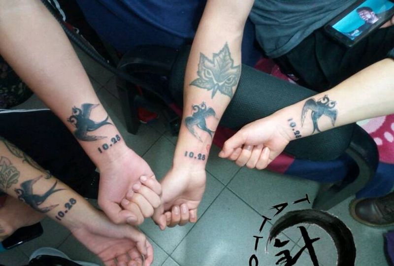 燕子纹身图片_手臂欧美清新动物原创小白刺青塔图~针成品纹身图案