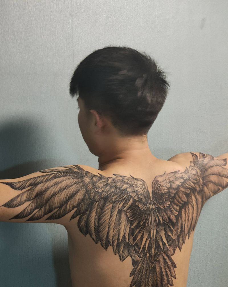 翅膀纹身图片_背部点刺纹身图案