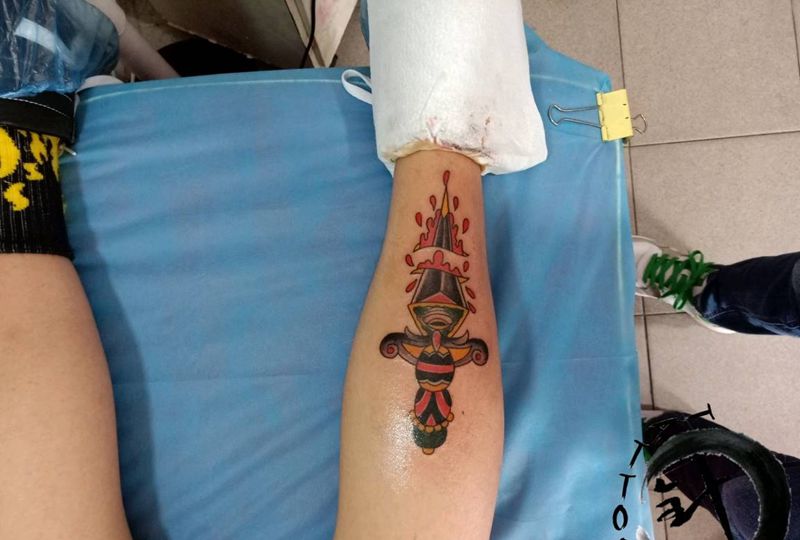 school纹身图片_腿部欧美原创小小白刺塔图~针成品纹身图案